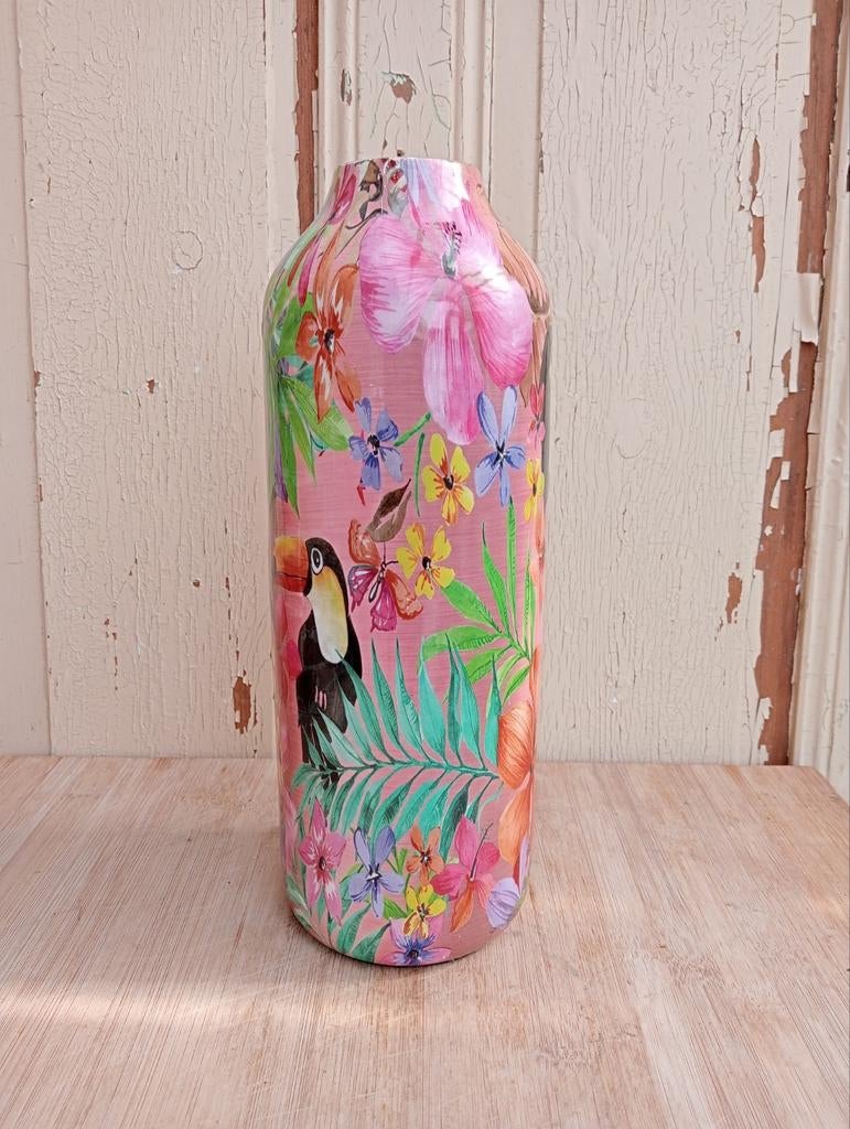 Metalen vaas met tropische bloemen en toekan, Overige materialen, Gebruikt, Overige kleuren, 50 tot 75 cm