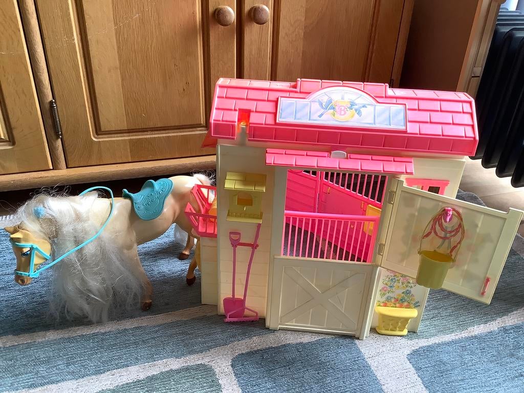 Vintage 1995 Barbie Feeding Fun Paardenstal,incl. paard, Ophalen of Verzenden, Gebruikt, Accessoires