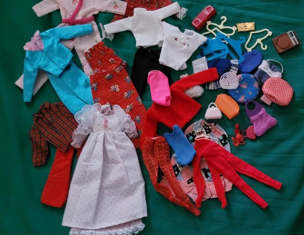 Barbie vintage en nieuwere kleertjes en accessoires, Ophalen of Verzenden, Zo goed als nieuw, Kleertjes