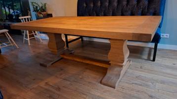 Zware eettafel  beschikbaar voor biedingen