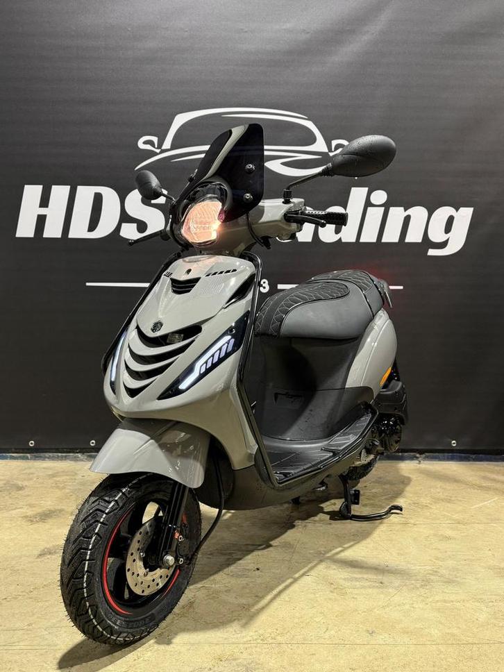 Piaggio Zip 2020 Brom Nardo Grey E4 Custom Zadel 3MND GARANT, Fietsen en Brommers, Scooters | Piaggio, Zo goed als nieuw, Zip