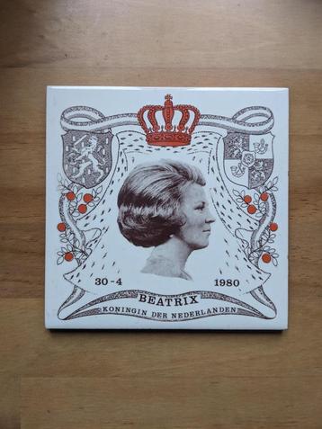 Sphinx tegel 1980 – Inhuldiging Koningin Beatrix – wandtegel beschikbaar voor biedingen