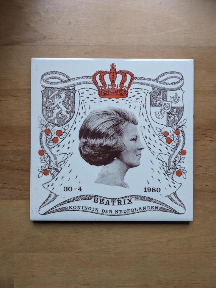 Sphinx tegel 1980 – Inhuldiging Koningin Beatrix – wandtegel, Antiek en Kunst, Antiek | Wandborden en Tegels, Ophalen of Verzenden
