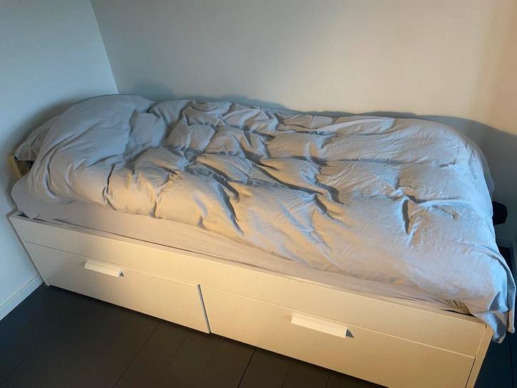 BRIMNES - IKEA bedframe met opberglades + VALEVÅG matras, Huis en Inrichting, Slaapkamer | Bedden, Zo goed als nieuw, Twijfelaar