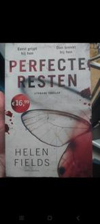 Perfecte resten - Helen Fields, Boeken, Thrillers, Ophalen of Verzenden, Zo goed als nieuw