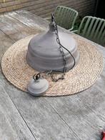 Industriële lamp in Taupe kleur 44 cm in doorsnede., Huis en Inrichting, Lampen | Lampenkappen, Ophalen of Verzenden, Zo goed als nieuw
