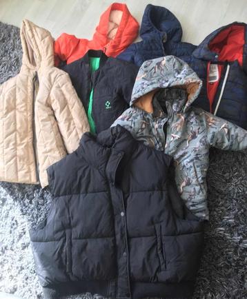 Warme winterjassen beschikbaar voor biedingen