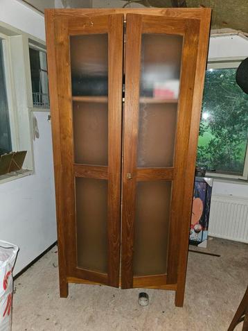 Teak vitrinekast met melkglas en planken beschikbaar voor biedingen
