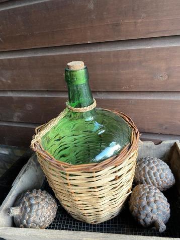 Brocante kleine gistfles met riet  beschikbaar voor biedingen