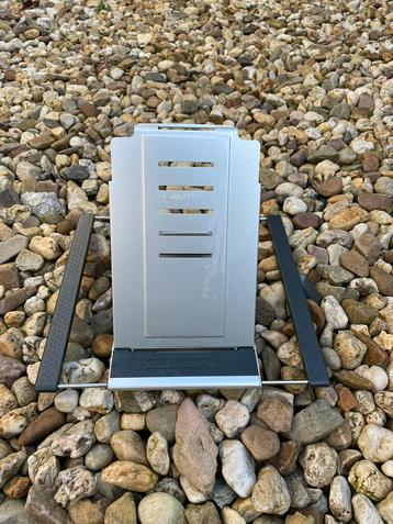 Laptop standaard beschikbaar voor biedingen