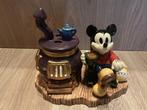 Mickey Mouse met kachel, Verzamelen, Ophalen of Verzenden, Mickey Mouse, Zo goed als nieuw, Beeldje of Figuurtje