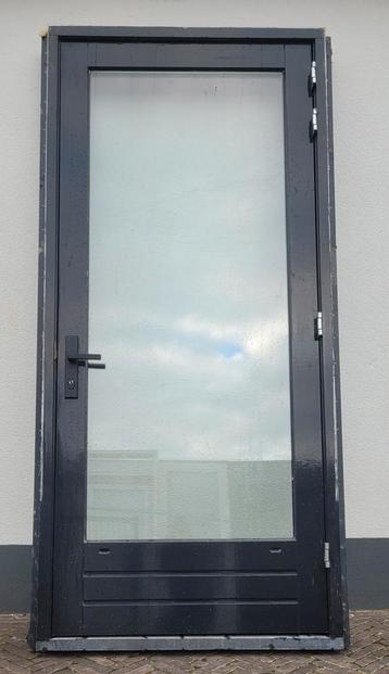 Mooie hardhouten buitendeur/achterdeur inclusief kozijn!

 beschikbaar voor biedingen