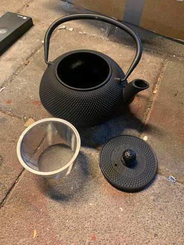 Gietijzeren theepot met filter beschikbaar voor biedingen