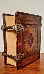 Bijbel 1858 - Prachtige lederen band met sluitingen, Ophalen of Verzenden, Onbekend