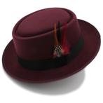 Rode pork pie hoed met veer / heren dames wollen fedora, Kleding | Heren, Hoeden en Petten, Verzenden, Nieuw, 58 of 59 cm (L, 7¼ of ⅜ inch)