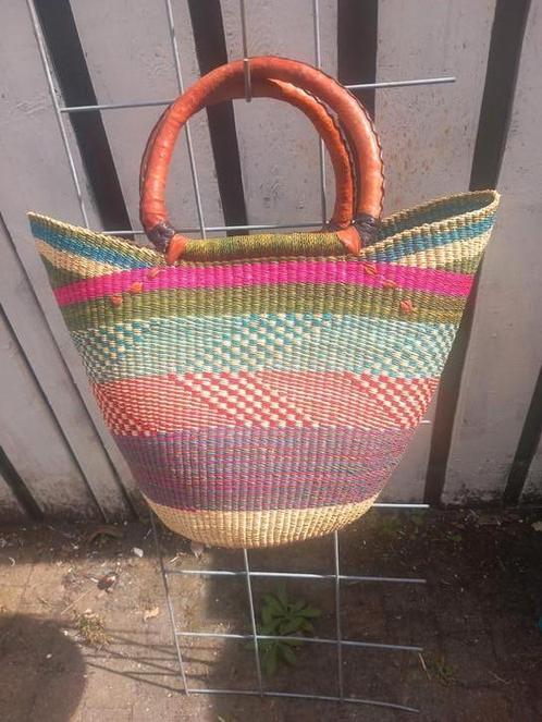 Bolgatanga Ghana u shopper uniek 2 lederen handvatten, Huis en Inrichting, Woonaccessoires | Schalen en Manden, Nieuw, Mand, Ovaal