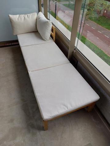 Te koop: Massief acaciahouten Ligbed met creme-witte kussens beschikbaar voor biedingen