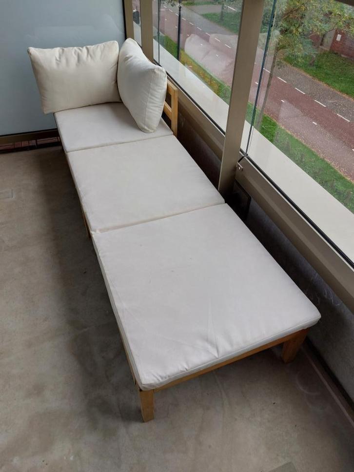 Te koop: Massief acaciahouten Ligbed met creme-witte kussens, Tuin en Terras, Ligbedden, Gebruikt, Hout, Ophalen