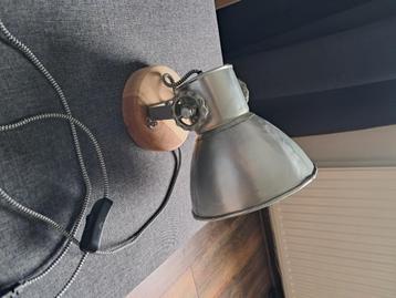 Industriële wandlamp beschikbaar voor biedingen