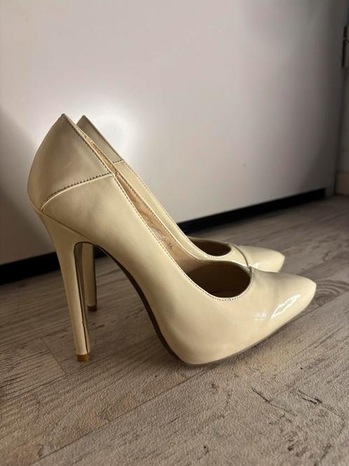 Mooie crèmekleurige hakken - maat 36, Kleding | Dames, Schoenen, Zo goed als nieuw, Wit, Ophalen of Verzenden