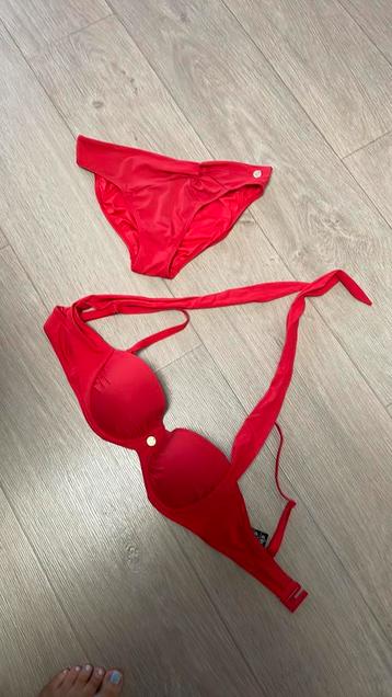 Rode bikini beschikbaar voor biedingen