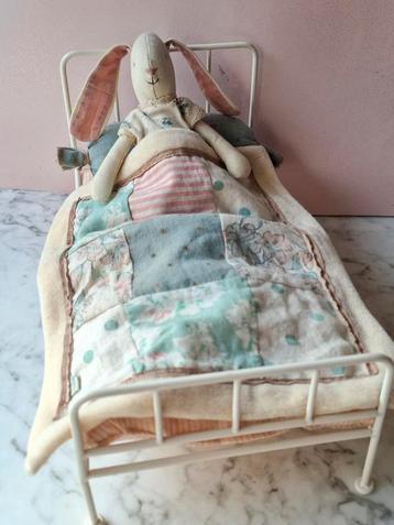 Vintage retired Maileg haasje in bed beschikbaar voor biedingen