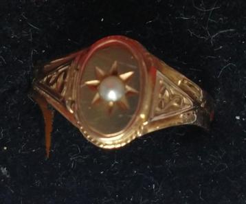 Antieke 14 K  gouden rouw ring met doosje en gezet met parel
