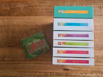Complete glee serie plus kerst cd  beschikbaar voor biedingen