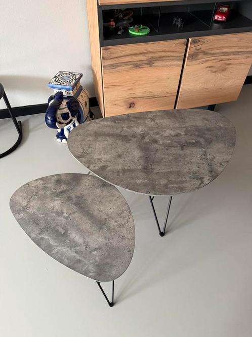 Twee betonlook industriele salontafels, Huis en Inrichting, Tafels | Bijzettafels, Zo goed als nieuw, Overige vormen, Minder dan 45 cm