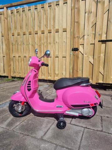 Elektrische roze kinderscooter Vespa GTS 12 volt scooter 