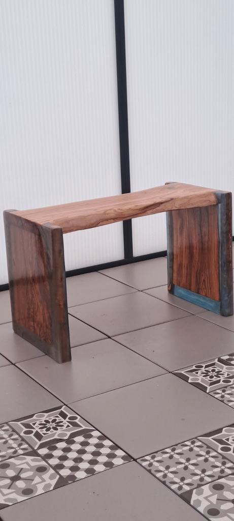 Uniek olijfhouten krukje met epoxy, Huis en Inrichting, Stoelen, Zo goed als nieuw, Eén, Hout, Overige materialen, Bruin, Ophalen of Verzenden