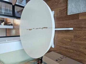 Eet tafel wit uitklapbaar beschikbaar voor biedingen