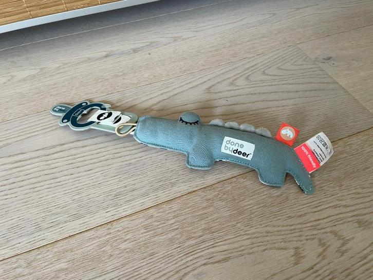 Done by Deer speenknuffel krokodil – nieuw met label, Kinderen en Baby's, Speelgoed | Knuffels en Pluche, Nieuw, Overige typen