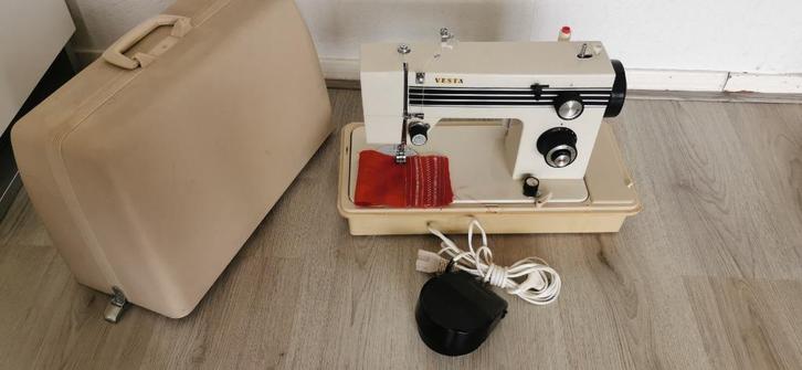 Naaimachine VESTA Zo goed als nieuw Compleet, Hobby en Vrije tijd, Naaimachines en Toebehoren, Zo goed als nieuw, Naaimachine
