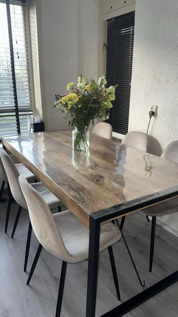 Mango eettafel beschikbaar voor biedingen