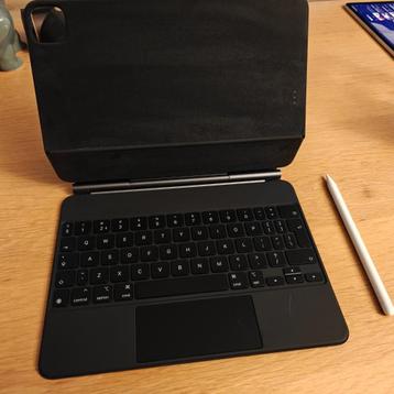 11" Apple Magic Keyboard + Apple Pencil 2 beschikbaar voor biedingen