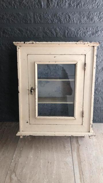 Brocante hangkastje beschikbaar voor biedingen