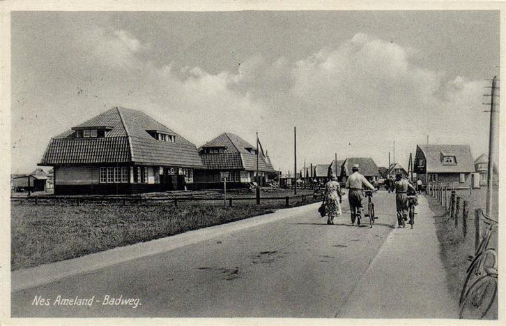 Nes Ameland - Badweg. - volk fiets - 1938 gelopen, Verzamelen, Ansichtkaarten | Nederland, Gelopen, Friesland, Voor 1920, Ophalen of Verzenden