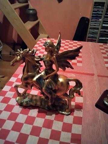 Engelenbeeld op paard beschikbaar voor biedingen