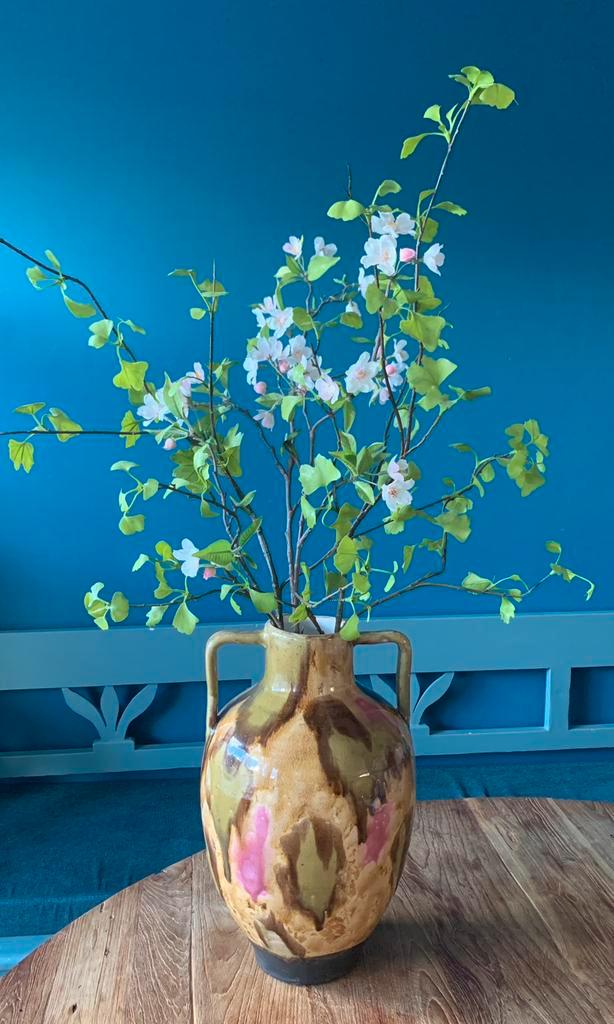 Prachtige geglazuurde vaas.olijf groen met oud rose, Huis en Inrichting, Woonaccessoires | Vazen, Nieuw, Groen, Minder dan 50 cm