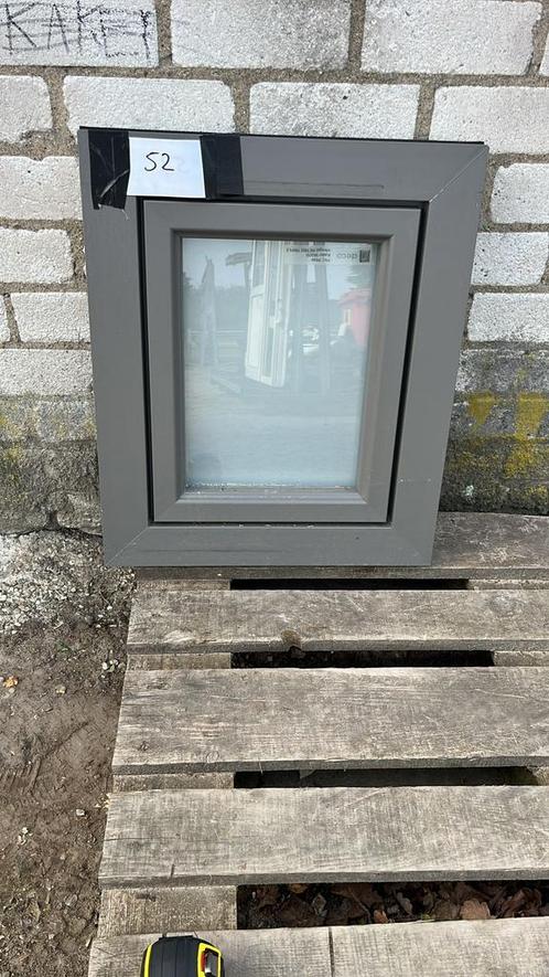 (52) Nieuw raamkozijn voor bijv. toilet, incl mistglas, Doe-het-zelf en Verbouw, Kozijnen en Schuifpuien, Nieuw, Raamkozijn, Kunststof