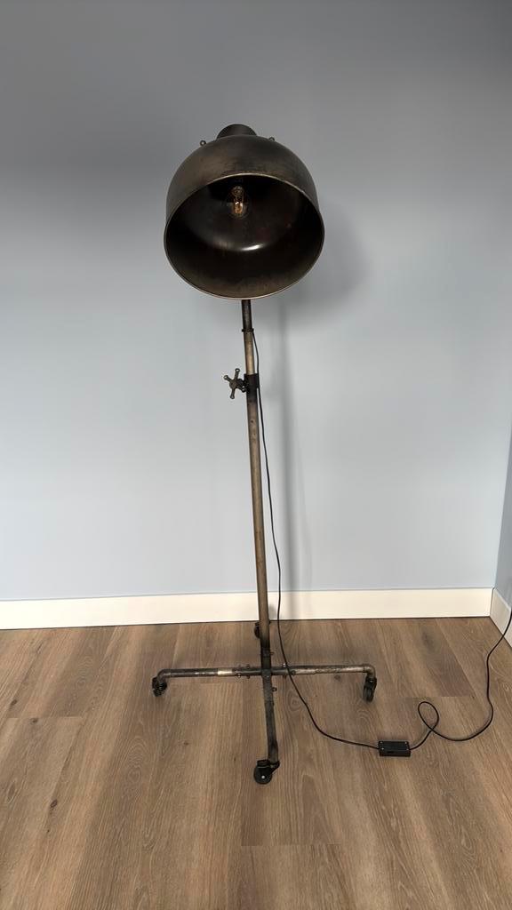 Industriele stalamp op wieltjes, Huis en Inrichting, Lampen | Vloerlampen, Gebruikt, 150 tot 200 cm, Metaal, Ophalen