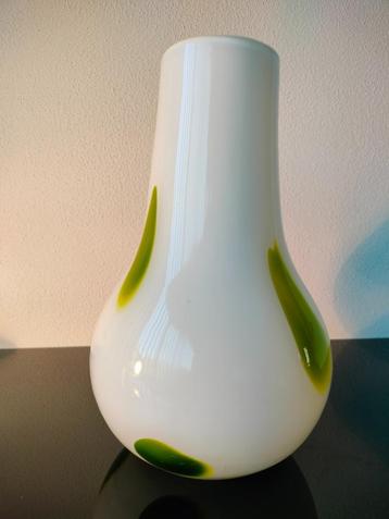 Italie Design Vaas Glas Wit Groen Mond geblazen Pontil 1990 beschikbaar voor biedingen