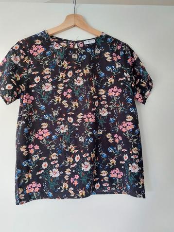 Top Loavies maat S zwart met bloemen beschikbaar voor biedingen