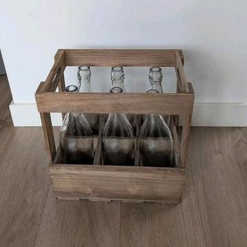 Decoratief kistje met 6 glazen flessen beschikbaar voor biedingen