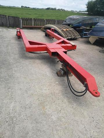 Hydraulische bootwagen incl bokken beschikbaar voor biedingen