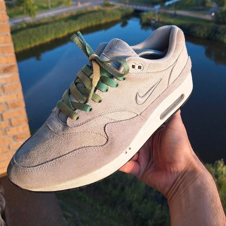 Nike WMNS Air Max 1 Premium SC Pure Platinum
Men's 45/w44.5, Kleding | Heren, Schoenen, Zo goed als nieuw, Sneakers of Gympen
