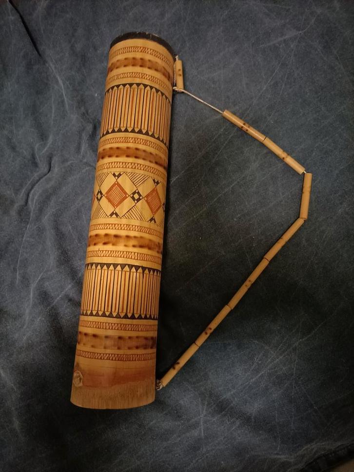 Decoratieve Bamboe Koker met Draagriem, Antiek en Kunst, Kunst | Niet-Westerse kunst, Ophalen of Verzenden