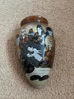 Vintage Japanse vaas met traditionele afbeeldingen, Antiek en Kunst, Antiek | Vazen, Ophalen of Verzenden
