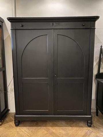 Antieke poortkast, grote meidenkast, vintage kast zwart VdlM beschikbaar voor biedingen